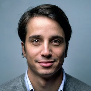 lächelnder Mann im Porträt