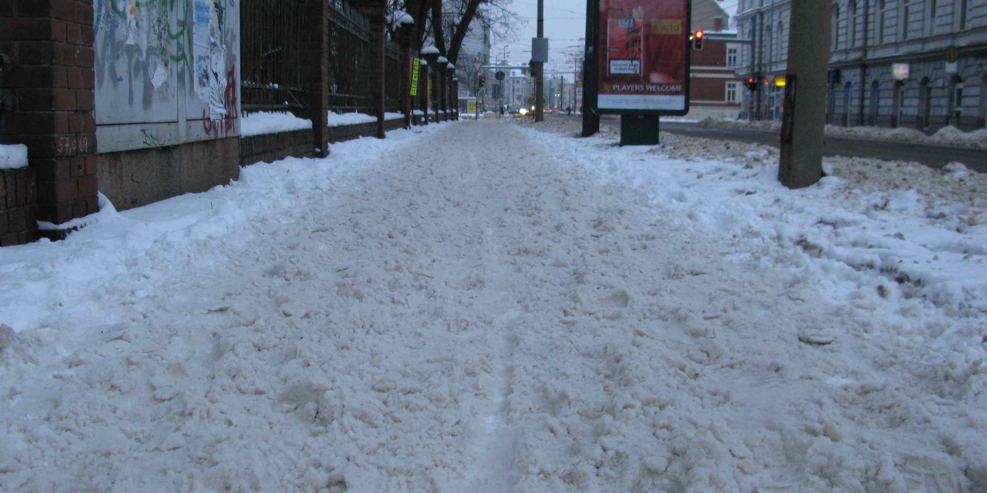 Ungeräumter Fussweg vor dem Kahlenberg-Stift in der Diesdorfer Straße.