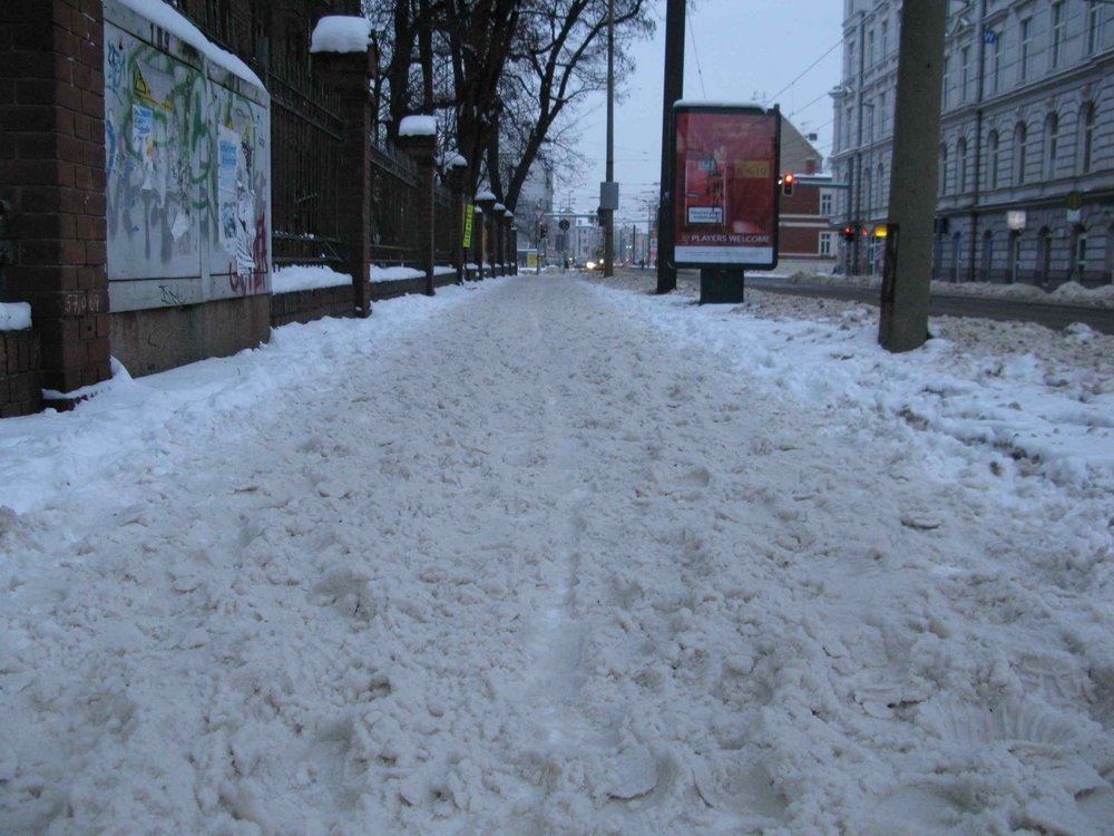 Ungeräumter Fussweg vor dem Kahlenberg-Stift in der Diesdorfer Straße. Ungeräumter Fussweg vor dem Kahlenberg-Stift in der Diesdorfer Straße.