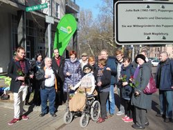 Gruppenbild vom dem Straßenschild in der Jutta-Balk-Straße.