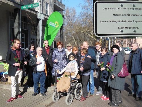 Gruppenbild vom dem Straßenschild in der Jutta-Balk-Straße.