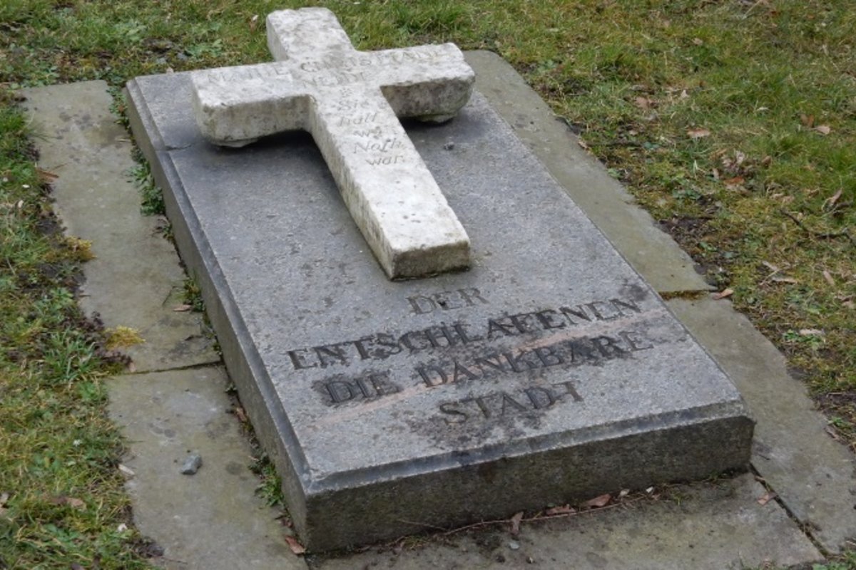 Grabkreuz von Maria Neide im Nordpark Magdeburg.