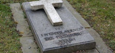 Grabkreuz von Maria Neide im Nordpark Magdeburg.