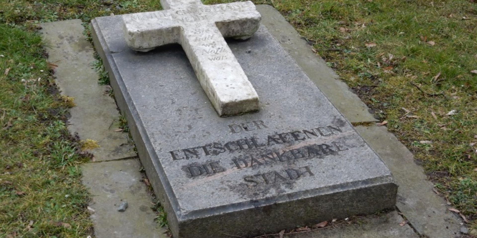 Grabkreuz von Maria Neide im Nordpark Magdeburg.