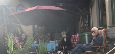 Projektgruppe Mitgliederbetreuung sitzt im Grünen