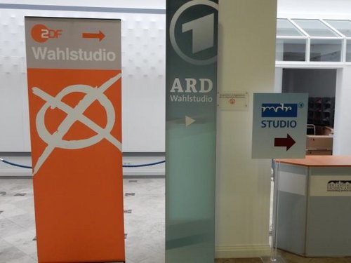 Aufsteller ZDF-Wahlstudio, ARD, MDR und Tisch Landtag im Foyer des Landtages.