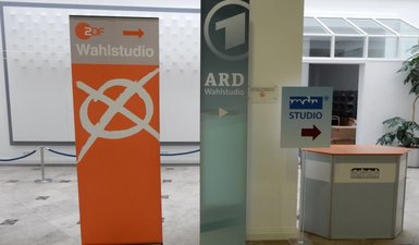 Aufsteller ZDF-Wahlstudio, ARD, MDR und Tisch Landtag im Foyer des Landtages.