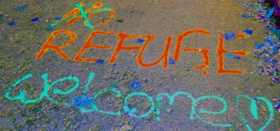 Sprühspruch auf dem Boden "No Refuge" korrigiert zu "Reguge welcome".