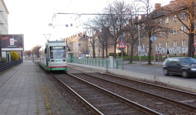Straßenbahn fährt in Haltestelle Turmpark ein.