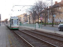 Straßenbahn fährt in Haltestelle Turmpark ein.