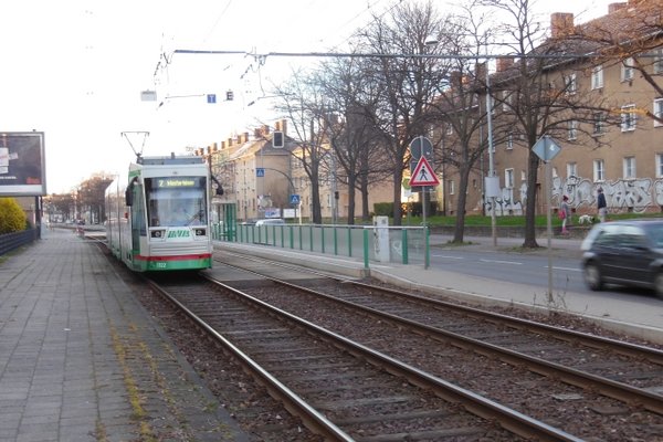 Straßenbahn fährt in Haltestelle Turmpark ein.