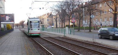 Straßenbahn fährt in Haltestelle Turmpark ein.
