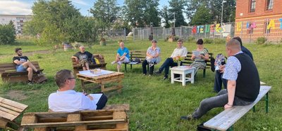Open-Air-Sitzung der GWA-Ostelbien auf einer Wiese.