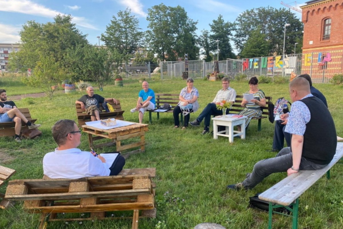 Open-Air-Sitzung der GWA-Ostelbien auf einer Wiese.