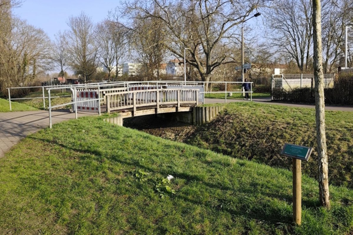 Schild gesperrte Dehmbergbrücke an der Schrote Gesamtansicht