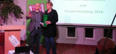 Torsten Heitmann überreicht der Bundesvorsitzenden Simone Peter das Gastgeschenk.