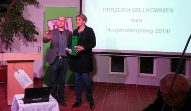 Torsten Heitmann überreicht der Bundesvorsitzenden Simone Peter das Gastgeschenk.