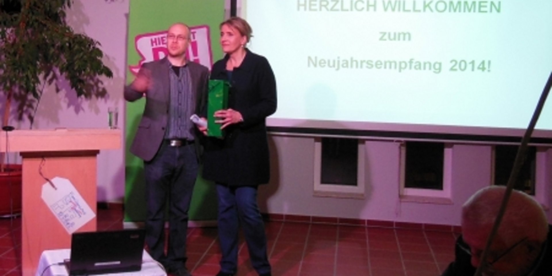 Torsten Heitmann überreicht der Bundesvorsitzenden Simone Peter das Gastgeschenk.