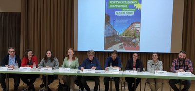 Podium Veranstaltung Schulwegsicherheit und Radverkehr in der Nachtweide