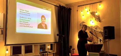 Simone Peters in der Feuerwache vor dem Beamerbild beim Neujahrsempfang.