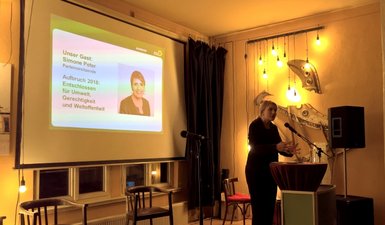 Simone Peters in der Feuerwache vor dem Beamerbild beim Neujahrsempfang.