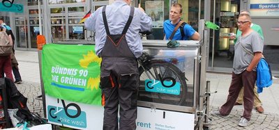 Wir Grünen überraschten mit einer Fahradwaschanlage.