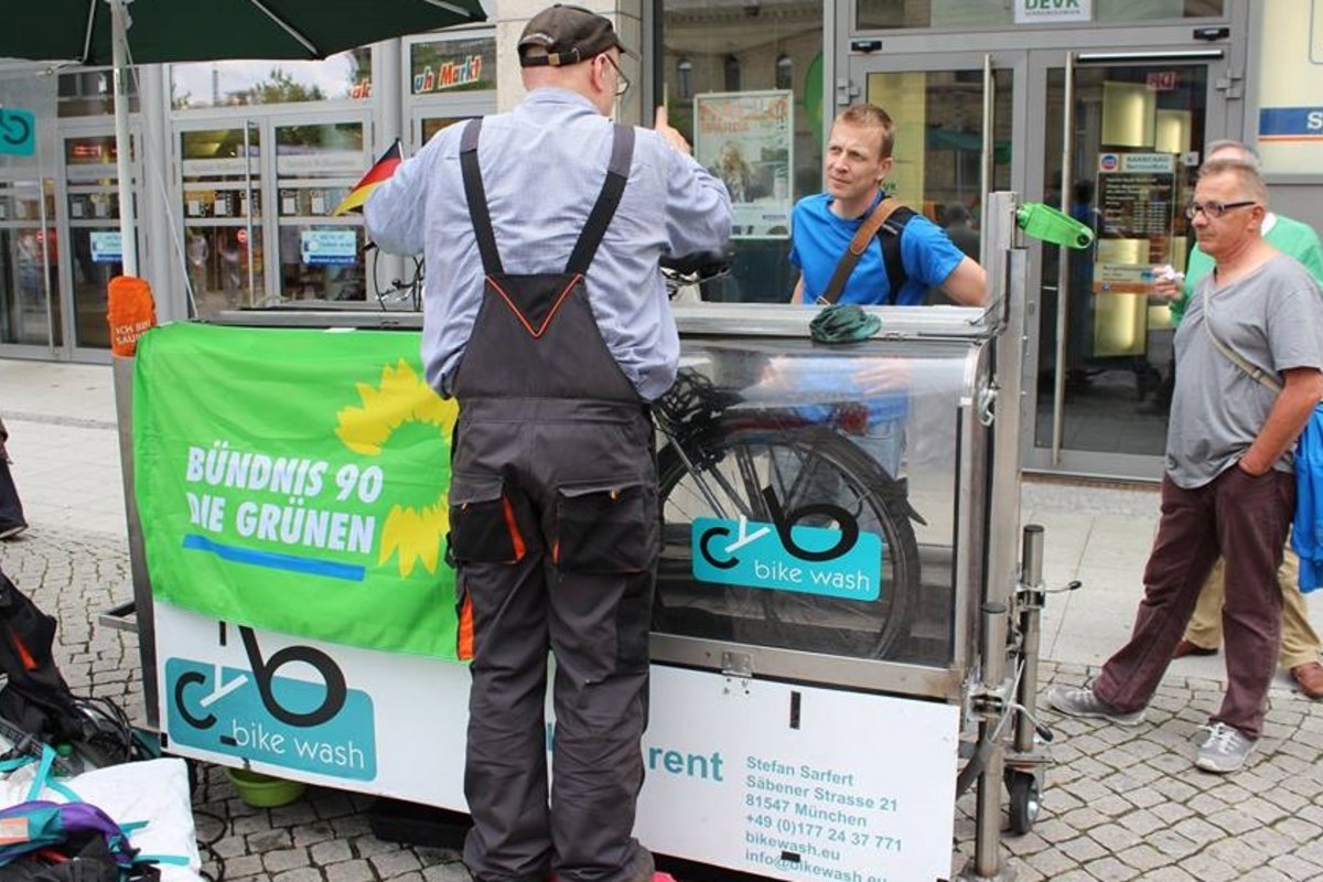 Wir Grünen überraschten mit einer Fahradwaschanlage.