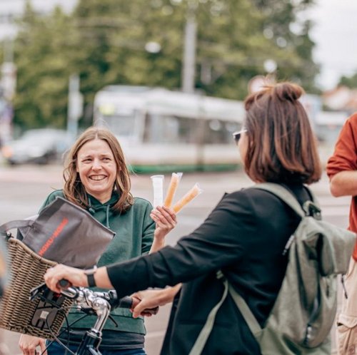 Das Eis wird an Radfahrerinnen und Radfahrer verteilt.