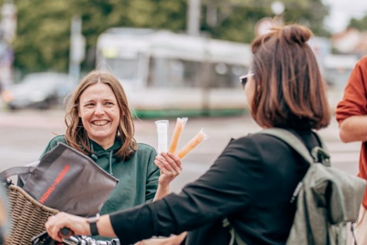 Das Eis wird an Radfahrerinnen und Radfahrer verteilt.