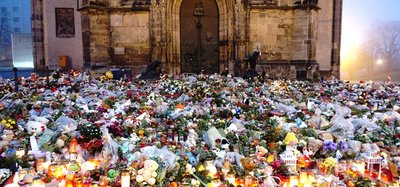 Gedenkort Johanniskirche mit Blumenmeer und Kerzen. Foto: Jonah Czerwinski 