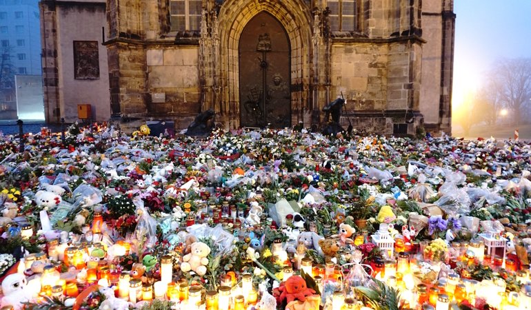 Gedenkort Johanniskirche mit Blumenmeer und Kerzen. Foto: Jonah Czerwinski 