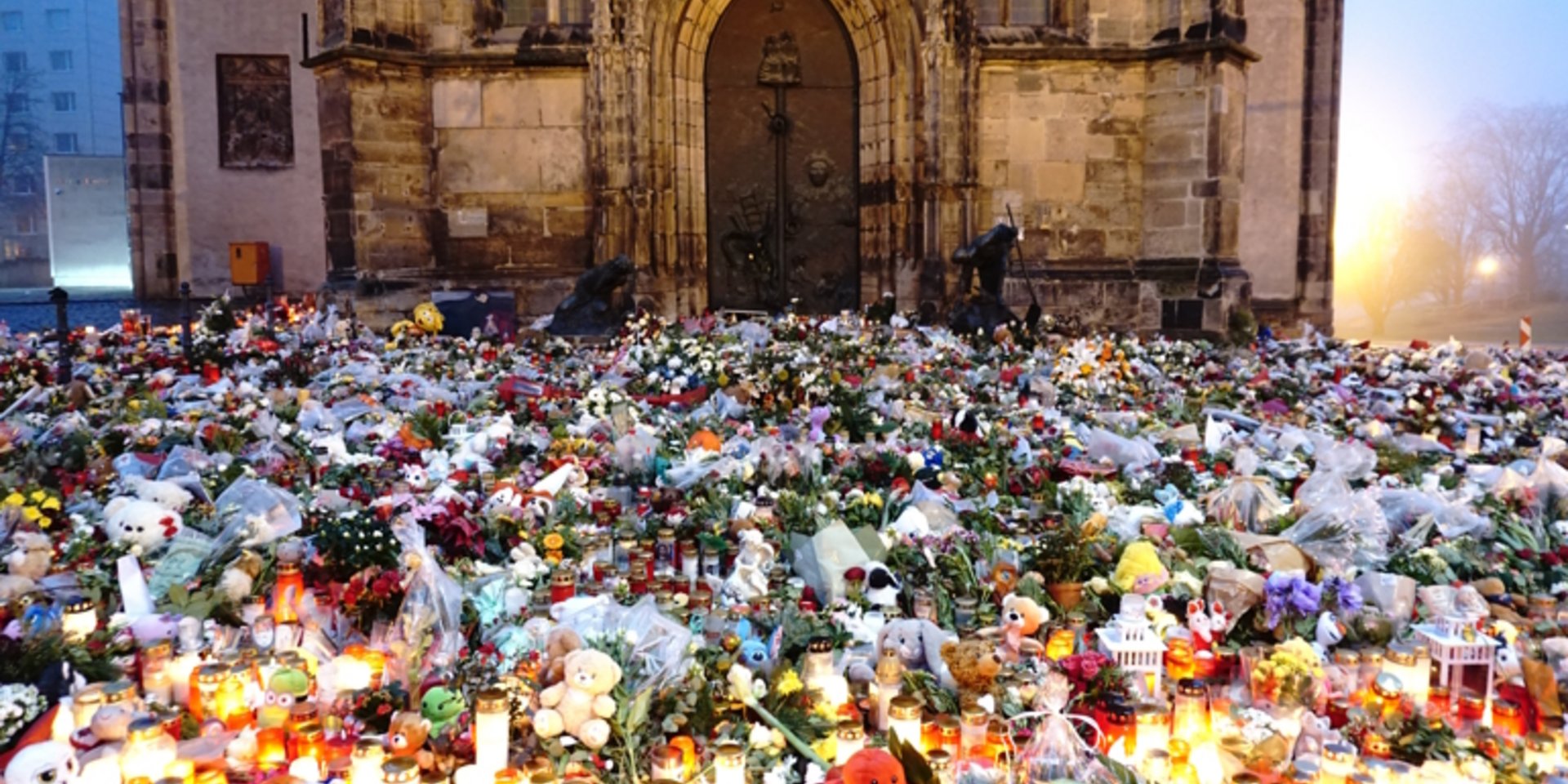 Gedenkort Johanniskirche mit Blumenmeer und Kerzen. Foto: Jonah Czerwinski 