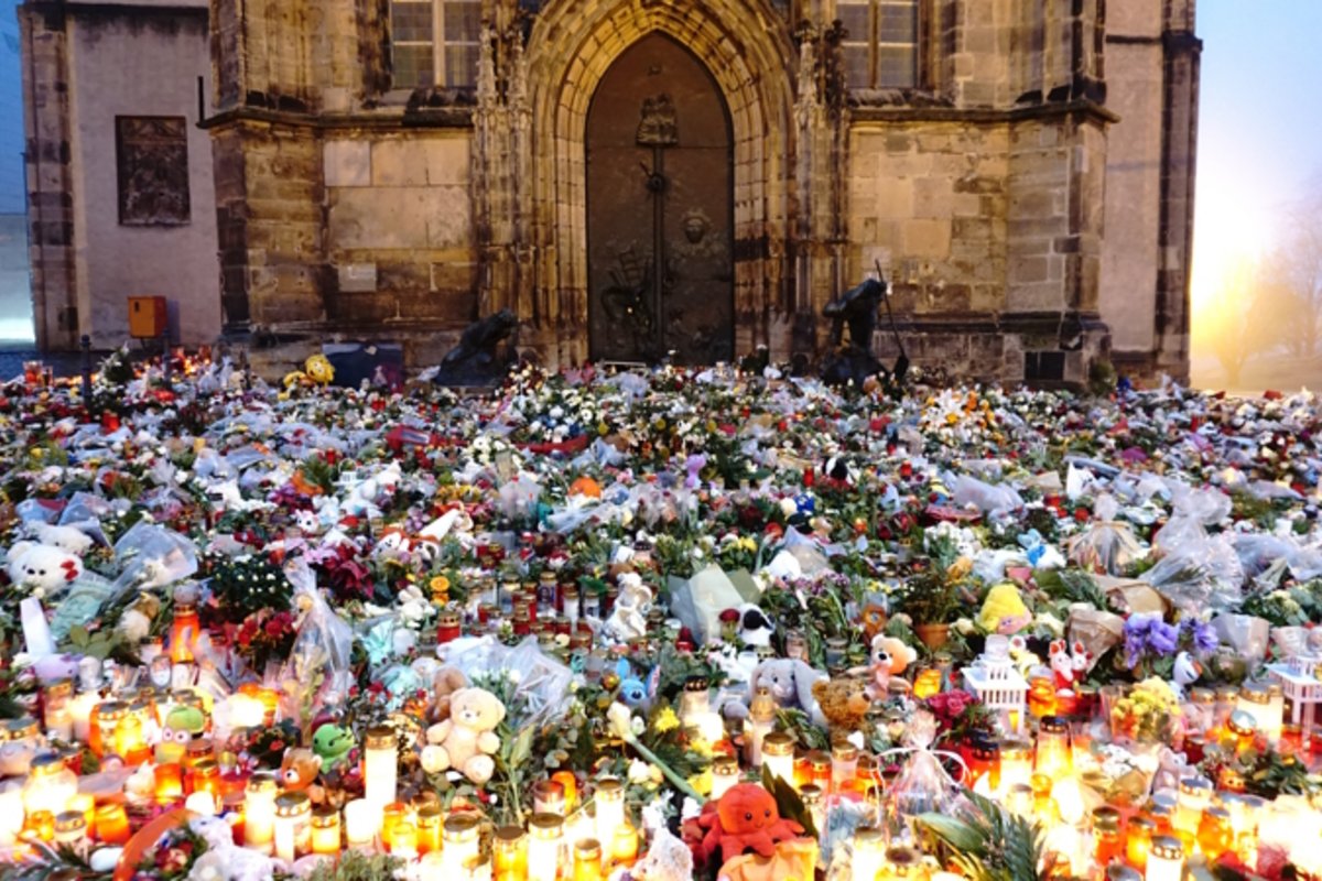 Gedenkort Johanniskirche mit Blumenmeer und Kerzen. Foto: Jonah Czerwinski 