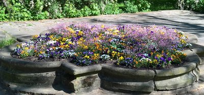 Symboldbild Park mit Blumen.