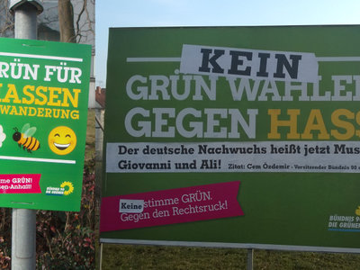 Links Fake-Plakat der Rechten, daneben beklebte Großfläche.