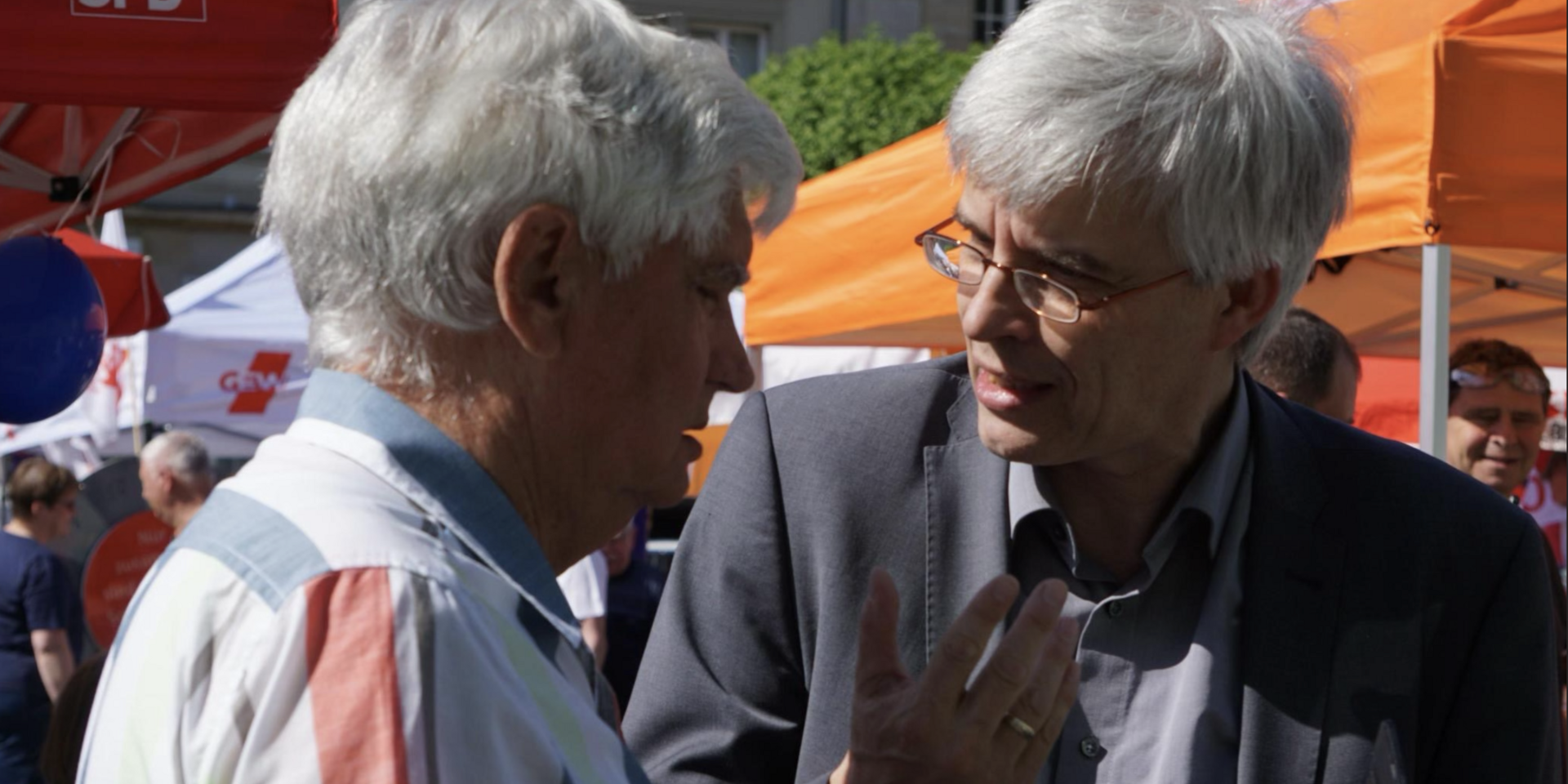 Olaf Meister (rechts) im Gespräch mit einem Wähler.