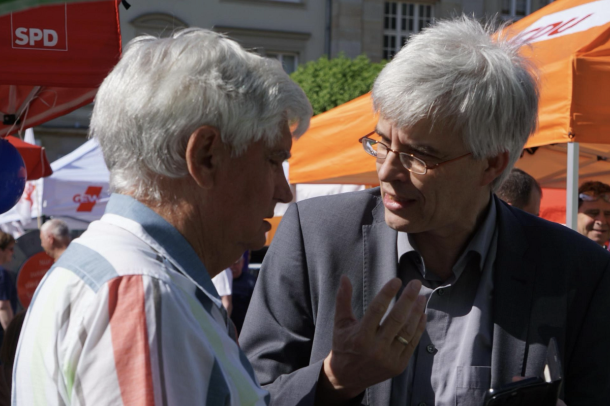 Olaf Meister (rechts) im Gespräch mit einem Wähler.