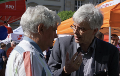 Olaf Meister (rechts) im Gespräch mit einem Wähler.