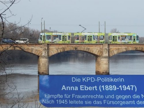 Blick auf die Anna-Ebert-Brücke mit dem eingefügten Straßenzusatzschild im Vordergrund.