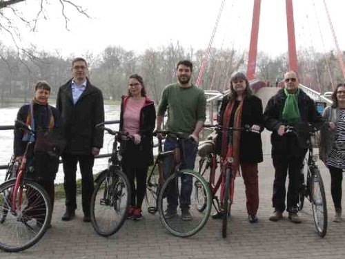 Gruppenbild Kandidierende Wahlbereich 6 vor der Brücke am Wasserfall.