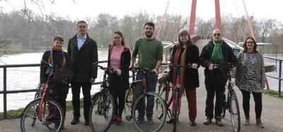Gruppenbild Kandidierende Wahlbereich 6 vor der Brücke am Wasserfall.