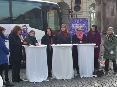 Podium auf dem Alten Markt. Ganz rechts Landesvorsitzende Conny Lüddemann.