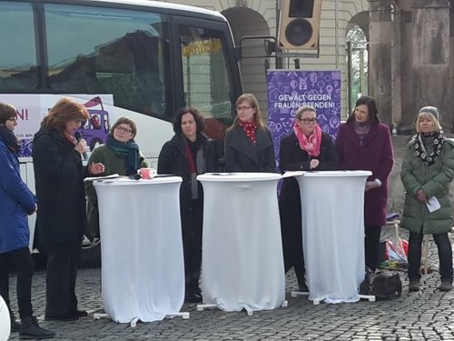 Podium auf dem Alten Markt. Ganz rechts Landesvorsitzende Conny Lüddemann.