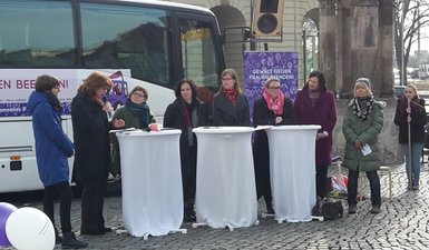 Podium auf dem Alten Markt. Ganz rechts Landesvorsitzende Conny Lüddemann.