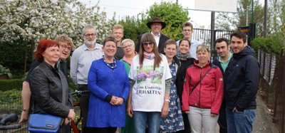 Gruppenbild mit Kleingärtnern, Ministerin Claudia Dalbert und grünen Mitgliedern am Eingang der Kleingartensparte Am Unterbär.