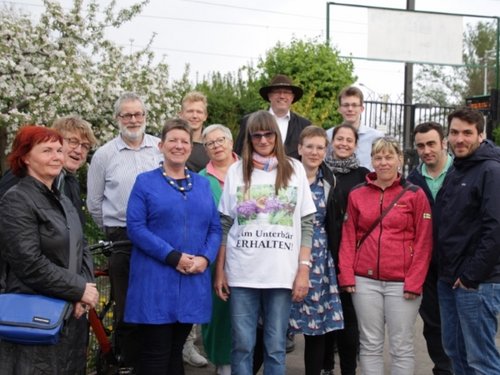 Gruppenbild mit Kleingärtnern, Ministerin Claudia Dalbert und grünen Mitgliedern am Eingang der Kleingartensparte Am Unterbär.