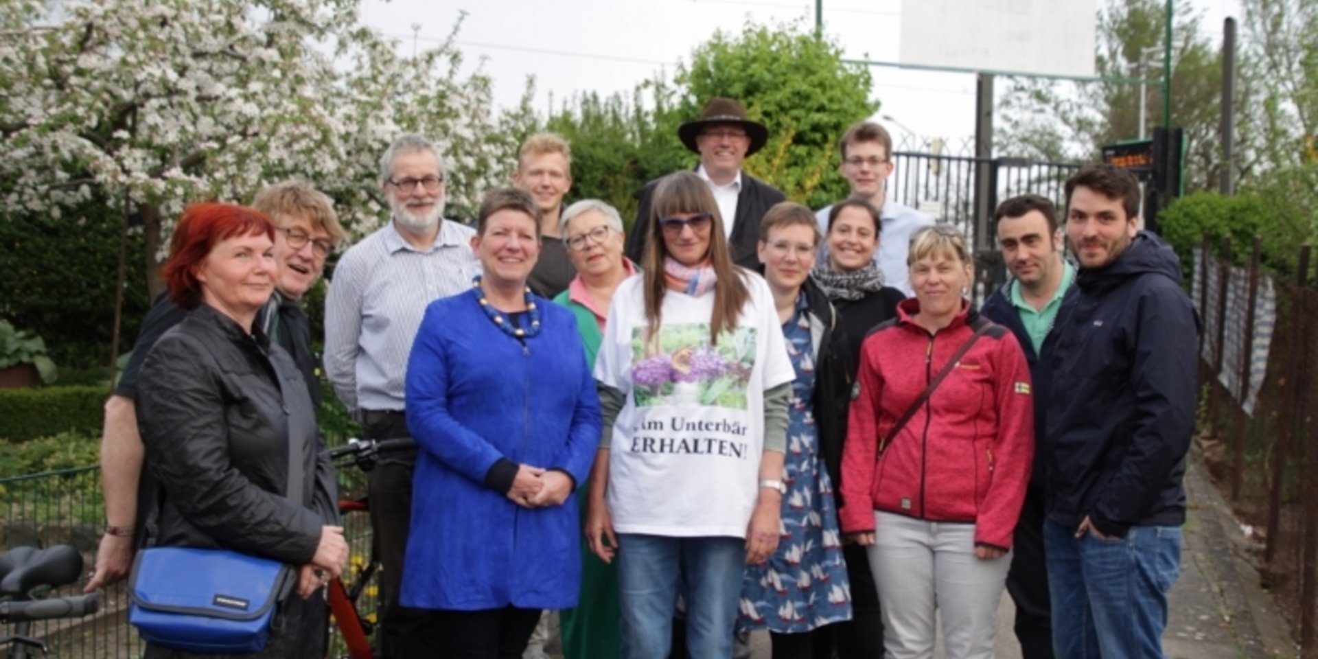 Gruppenbild mit Kleingärtnern, Ministerin Claudia Dalbert und grünen Mitgliedern am Eingang der Kleingartensparte Am Unterbär.