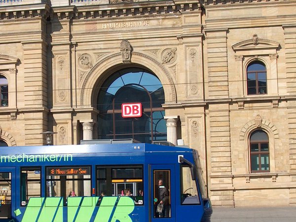 Straßenbahn am Hauptbahnhof.