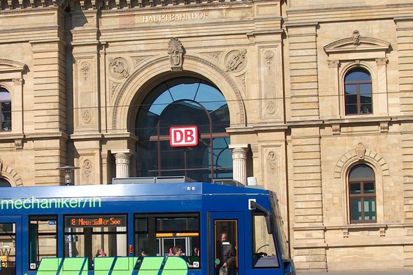 Straßenbahn am Hauptbahnhof.