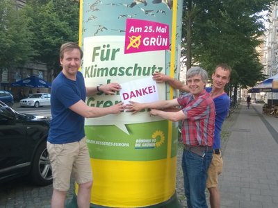 Die gewählten Stadträte Sören Herbst, Olaf Meister und Tom Assmann bei der Dankeschön-Aktion an der Litfasssäule in der Otto-von-Guericke-Straße.